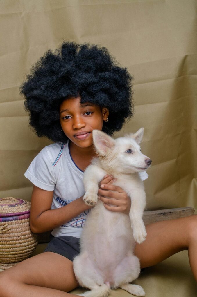 Niña con perrito en mano